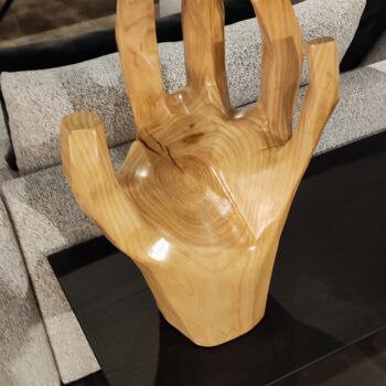 Sculptuur getiteld "LA MANO DEL PAPÀ" door Ivan Fabani, Origineel Kunstwerk, Hout