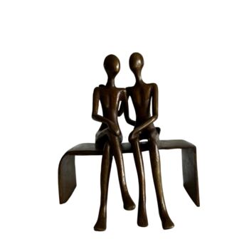 Sculpture intitulée "Couple assis sur ba…" par Recyclage Design - Réanimateur D'Objets , Œuvre d'art originale, Bronze