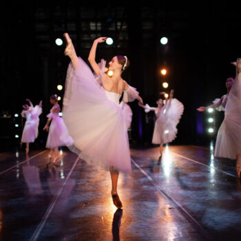 제목이 "Ballerinas dance on…"인 사진 Dmitrii Kiselev로, 원작, 디지털