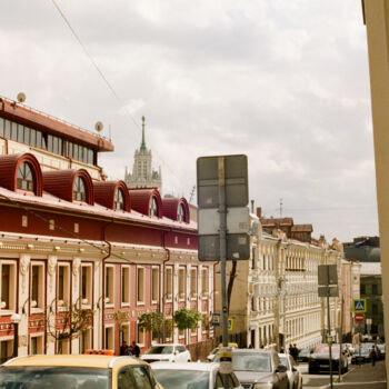 Fotografia intitulada "Above the roofs" por Ekaterina Kastalskaya, Obras de arte originais, Fotografia de filme