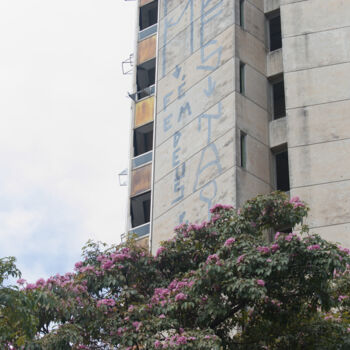 Fotografia intitulada "Building 137" por Evargas, Obras de arte originais, Fotografia digital