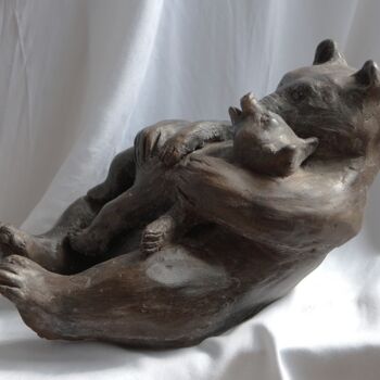 Sculpture titled "MAMAN OURSE" by Isabelle Zwang, Original Artwork, Terra cotta