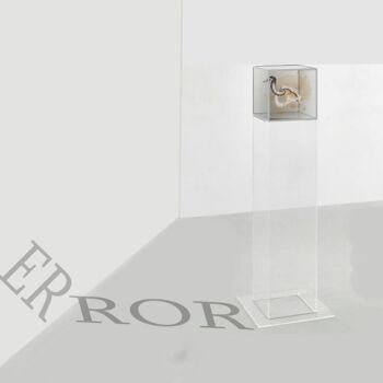 「"K$5 / Error - {$M}」というタイトルの彫刻 Leni Smoragdovaによって, オリジナルのアートワーク, ガラス artwork_cat.にマウント