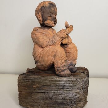 Scultura intitolato "L'enfant au poussin" da Muriel Mougeolle, Opera d'arte originale, Argilla