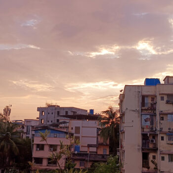 Photographie intitulée "Apartment buildings" par Shamim Shaikh, Œuvre d'art originale, Photographie numérique