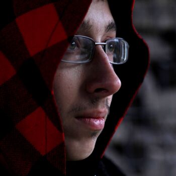Photographie intitulée "Capuche Man" par Nathan Serny, Œuvre d'art originale, Photographie numérique