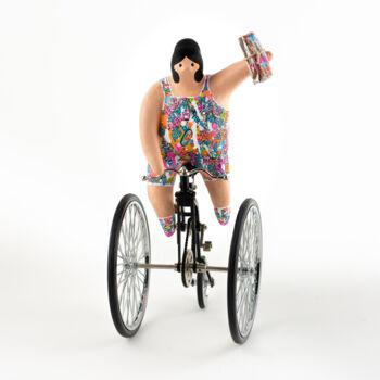 Scultura intitolato "News!" da Amalia Di Tecco, Opera d'arte originale, Cartapesta