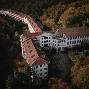 Photographie intitulée "Sanatorium Mary bell" par Loïc Cancade, Œuvre d'art originale, Photographie numérique