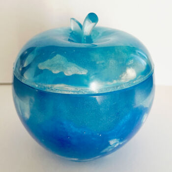 Sculpture titled "mela con balena e n…" by Daria Ceppelli, Original Artwork, Resin