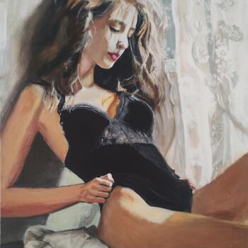 Jeune femme derrière la fenêtre