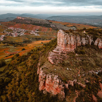 Photographie intitulée "Roche de solutré" par Loïc Cancade, Œuvre d'art originale, Photographie numérique
