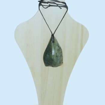 Sculpture intitulée "PENDENTIF" par Severine Soulas, Œuvre d'art originale, Pierre