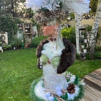 Sculpture titled "Hiver, la Dame Blan…" by Messodie, Original Artwork, Collages