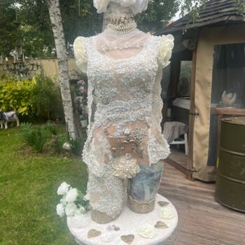 Sculpture titled "La kala ( la mariée)" by Messodie, Original Artwork, Collages