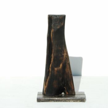 Sculptuur getiteld "MODEST 2" door Nik Belov, Origineel Kunstwerk, Hout