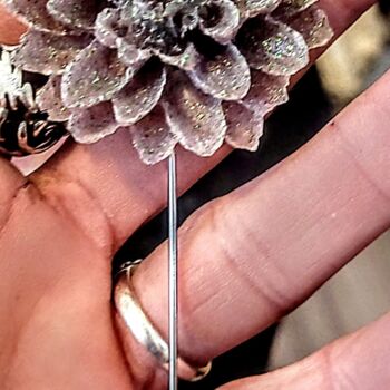 Design intitulée "Ethereal Bloom: Gar…" par Arlene Knowlton, Œuvre d'art originale, Accessoires