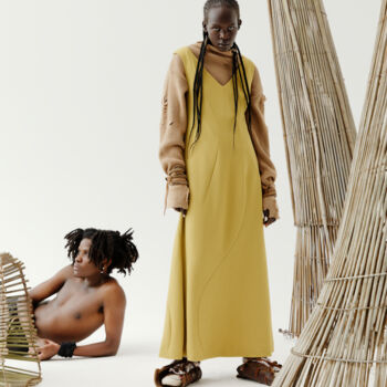 Art textile intitulée "Yellow dress with r…" par Nataliya Gross, Œuvre d'art originale, Tissu