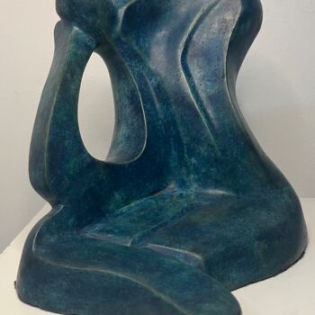 Sculpture titled "A pensadora" by Anamaria Vieira, Original Artwork, Bronze