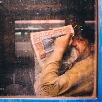 Photography titled "La gazette" by Aude Catimel, Original Artwork, Plastic