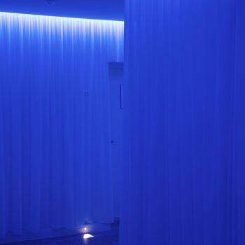 Photographie intitulée "There Is A Light Th…" par Emma Charrin, Œuvre d'art originale, Impression numérique