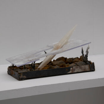 Sculpture intitulée "Des armes non cinét…" par Corentin Leber, Œuvre d'art originale, Plâtre