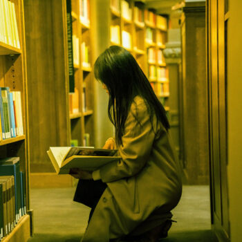 Photographie intitulée "Reading Lady" par Camille  Minam Borier, Œuvre d'art originale, Papier
