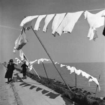 Photographie intitulée "Linge qui sèche bor…" par Georges Martin, Œuvre d'art originale, Papier