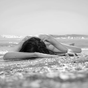 Photographie intitulée "Chloe sur la Plage" par Jean Reynell, Œuvre d'art originale, Papier
