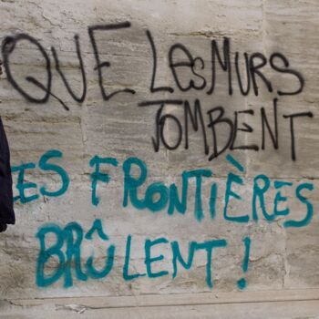 Photography titled "Actualité débordant…" by Lucy Vigoureux, Original Artwork, Paper