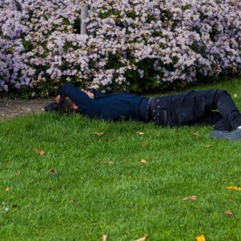 Photographie intitulée "Le dormeur du Val,…" par Lucy Vigoureux, Œuvre d'art originale, Tirage argentique