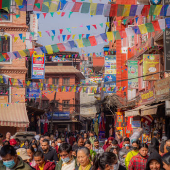 Photographie intitulée "Walking By - Kathma…" par Guilhem Nascimben, Œuvre d'art originale, Photographie numérique