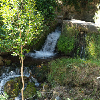 Fotografie getiteld "Cascade cachée à Sa…" door Coralie Dauzats, Origineel Kunstwerk, Digitale fotografie