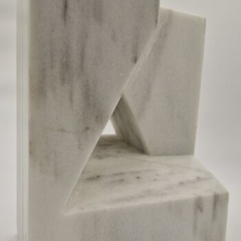 Skulptur mit dem Titel "Triangle" von Pedro Paredes, Original-Kunstwerk, Stein