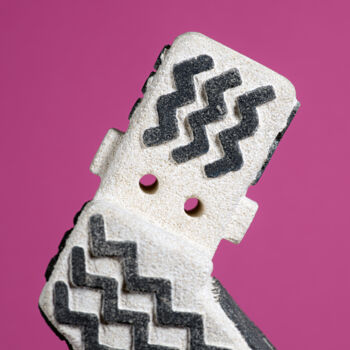 Sculpture intitulée "ZigZag tatoué" par Tom Sturm, Œuvre d'art originale, Pierre