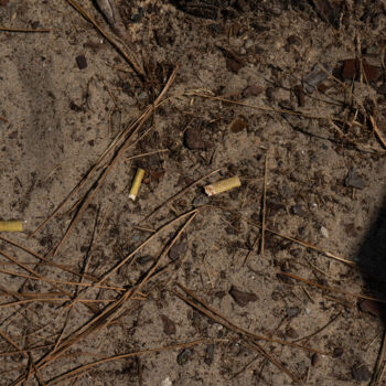 Fotografie getiteld "Mégots sur le sable…" door Coralie Dauzats, Origineel Kunstwerk, Digitale fotografie