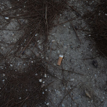Fotografie getiteld "Cigarette oubliée s…" door Coralie Dauzats, Origineel Kunstwerk, Digitale fotografie