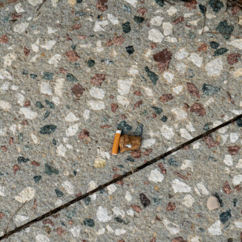 Fotografie getiteld "Cigarette sur pavé,…" door Coralie Dauzats, Origineel Kunstwerk, Digitale fotografie