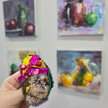 纺织艺术 标题为“Brooch "Happy Doll"” 由Yuliya Gündoğan (ostbiju_art), 原创艺术品, 刺绣