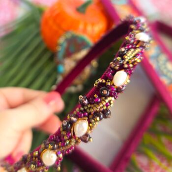 Текстильное искусство под названием "Hair band "Burgundy…" - Yuliya Gündoğan (ostbiju_art), Подлинное произведение искусства…