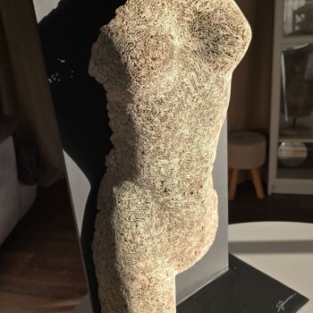 "Gaine du présent" başlıklı Heykel Quem Dav tarafından, Orijinal sanat, Karton