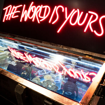"The World is Yours" başlıklı Heykel Phantom Art tarafından, Orijinal sanat, Döküm