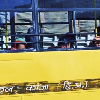 Photographie intitulée "School bus" par Clara Delmas, Œuvre d'art originale