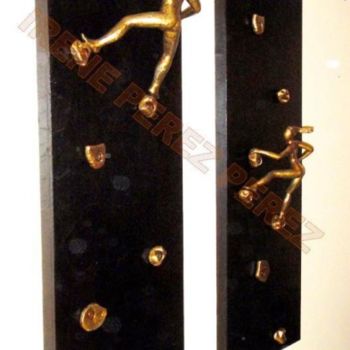 Escultura titulada "Escaladores grandes…" por Irene Perez Perez, Obra de arte original, Resina Montado en artwork_cat.