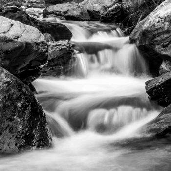 Photographie intitulée "cascade-noir-et-bla…" par Thierry Magliulo (Th.Mag), Œuvre d'art originale