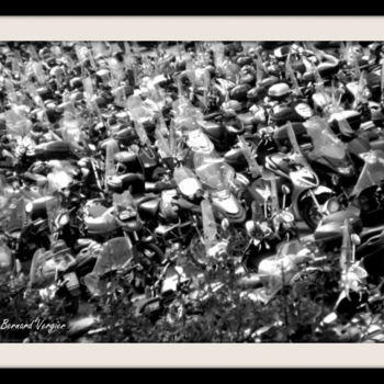 Photographie intitulée "vespa-sienne.(colle…" par Bernard Vergier, Œuvre d'art originale