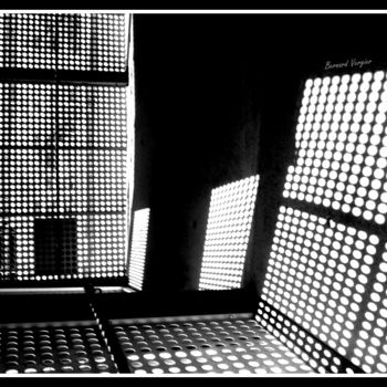 Photographie intitulée "des petits trous.(c…" par Bernard Vergier, Œuvre d'art originale