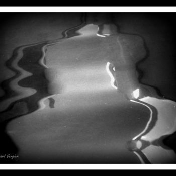 Fotografie mit dem Titel "pichet en eaux trou…" von Bernard Vergier, Original-Kunstwerk