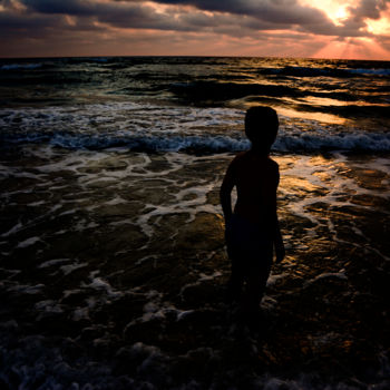 Fotografía titulada "Young boy looking a…" por Tal Paz-Fridman, Obra de arte original, Fotografía digital