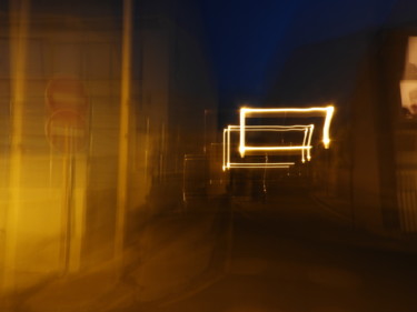 Au fond de la rue.