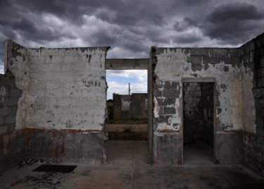 Photographie intitulée "Baraque 2" par Jean-Michel Armand, Œuvre d'art originale